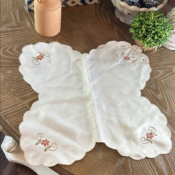 NEW! Elegant Vintage Inspired Creamy White Floral Embroidered Table Scarf Runner - Picture 3 of 8
